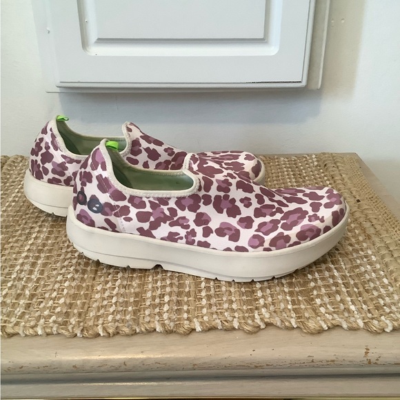 OOFOS Women,s slip in walking shoes - Picture 5 of 9